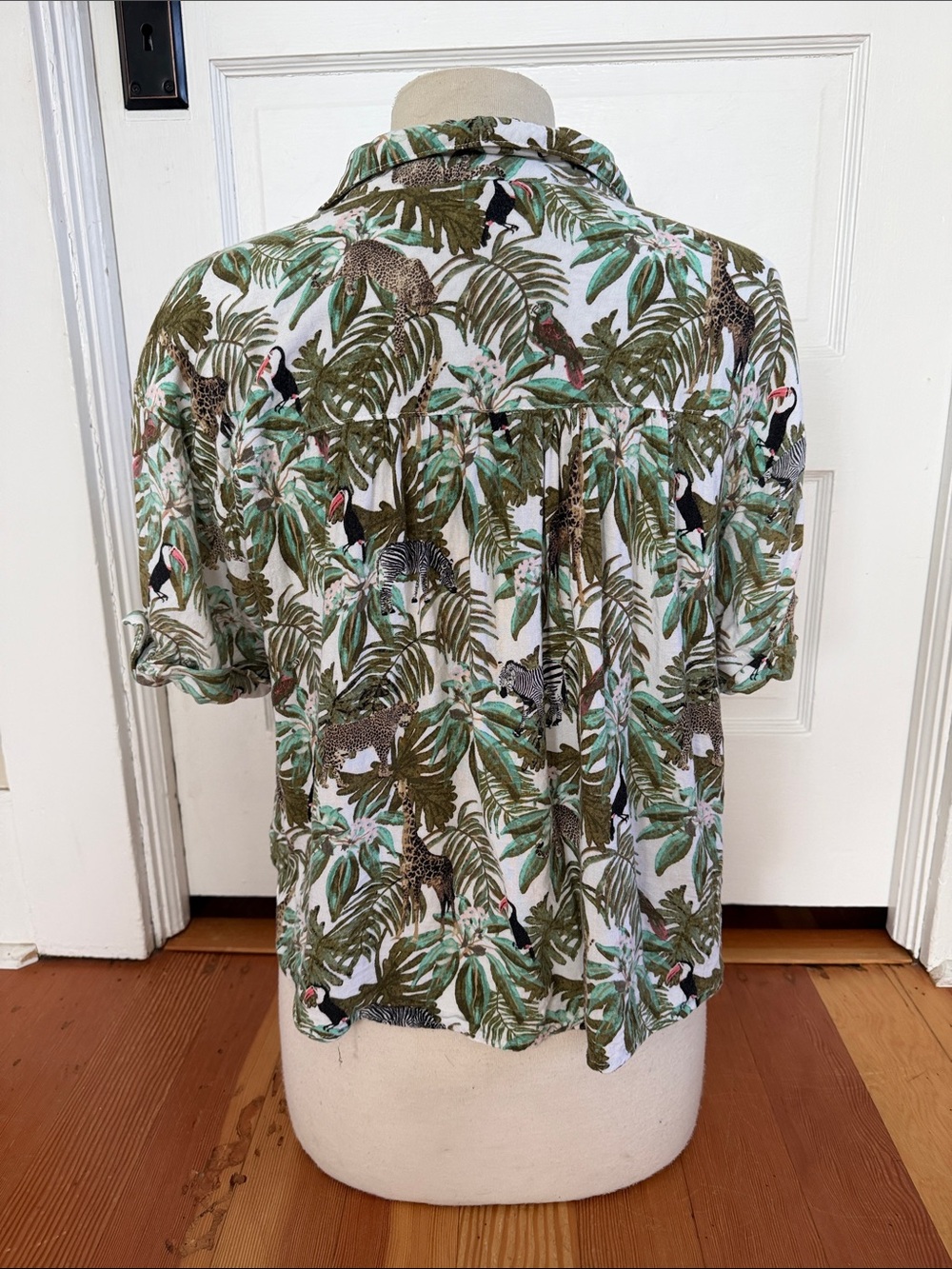 Jane & Delancey Short Sleeve Button Down Shirt Small - Picture 3 of 5
